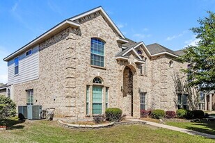 100 Silverwood Dr in Mansfield, TX - Building Photo