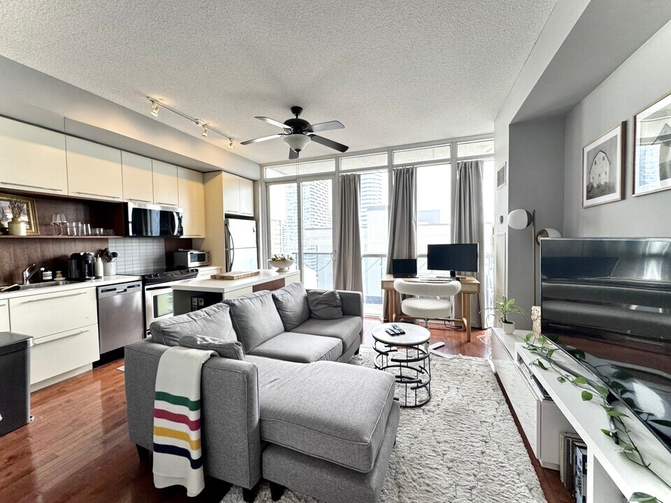 25 Carlton St. in Toronto, ON - Building Photo