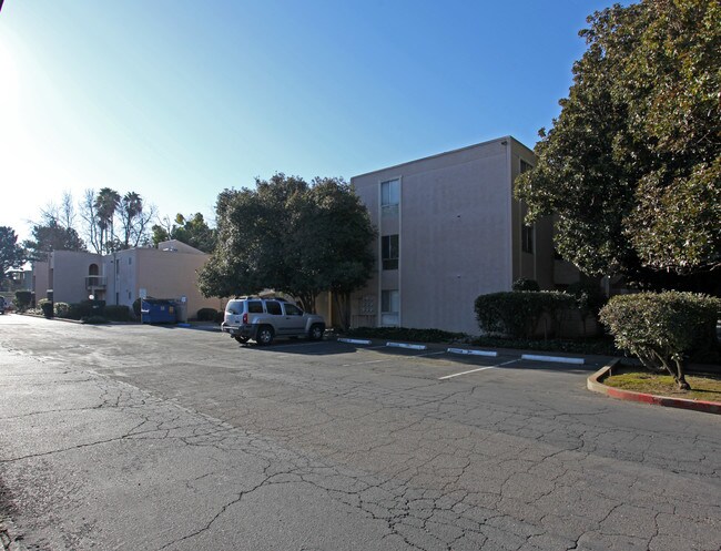 Hampton Court Apartments in Sacramento, CA - Foto de edificio - Building Photo