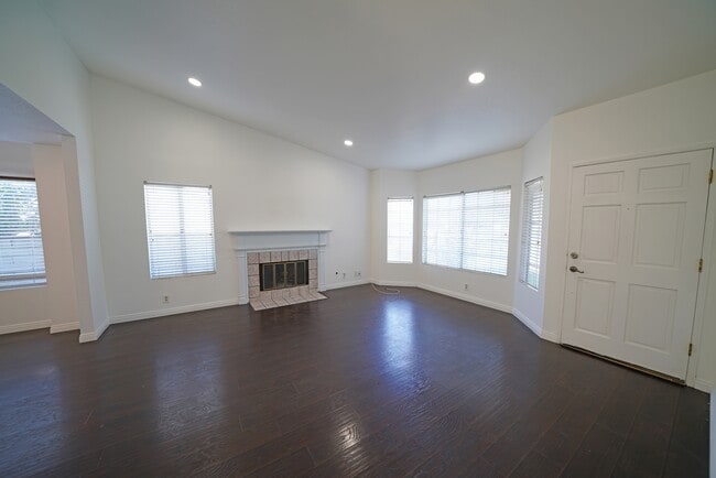 27767 Crookshank Dr in Santa Clarita, CA - Building Photo - Building Photo