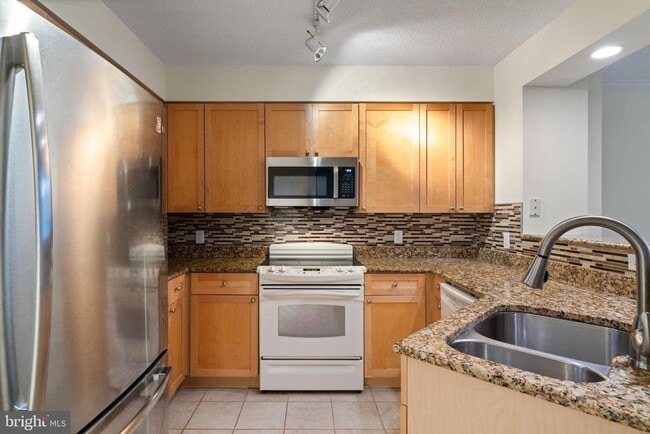 3101 N Hampton Dr in Alexandria, VA - Building Photo - Building Photo