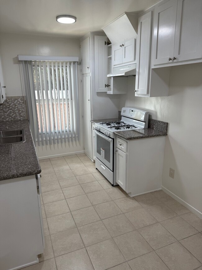 622 Myrtle Ave in Inglewood, CA - Building Photo - Building Photo