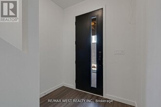 10 Rainwater Ln in Barrie, ON - Building Photo - Building Photo