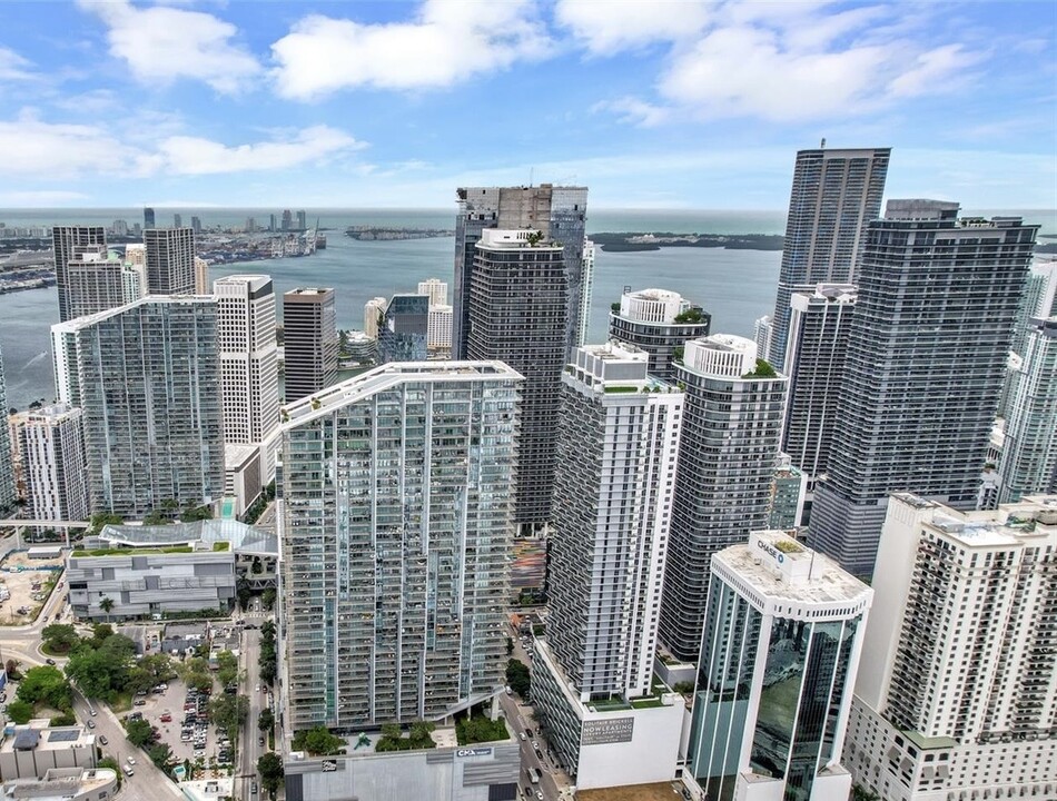 88 SW 7th St, Unit 2 in Miami, FL - Building Photo