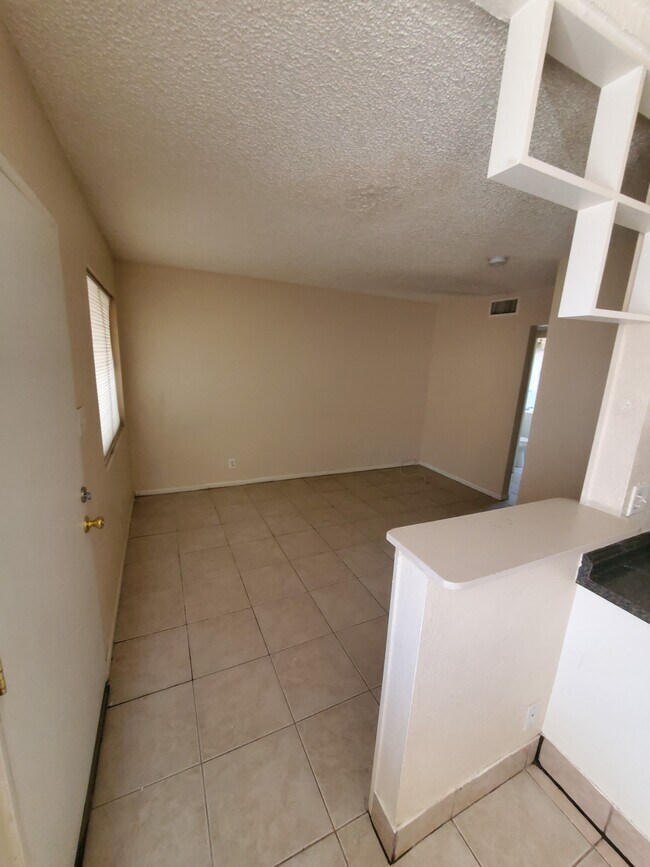 521 N Decatur Blvd in Las Vegas, NV - Foto de edificio - Building Photo