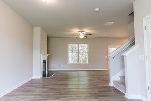129 McGinnis Cir in Calhoun, GA - Building Photo