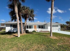 1790 Loralin Dr in Englewood, FL - Building Photo
