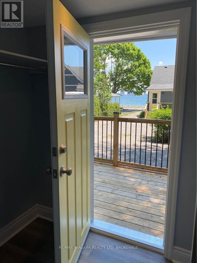 474 Lakeshore Rd in Fort Erie, ON - Building Photo - Building Photo