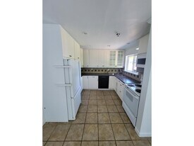 15439 Oxenham Ave in White Rock, BC - Building Photo