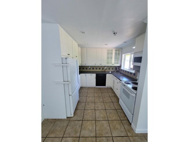 property at 15439 Oxenham Ave