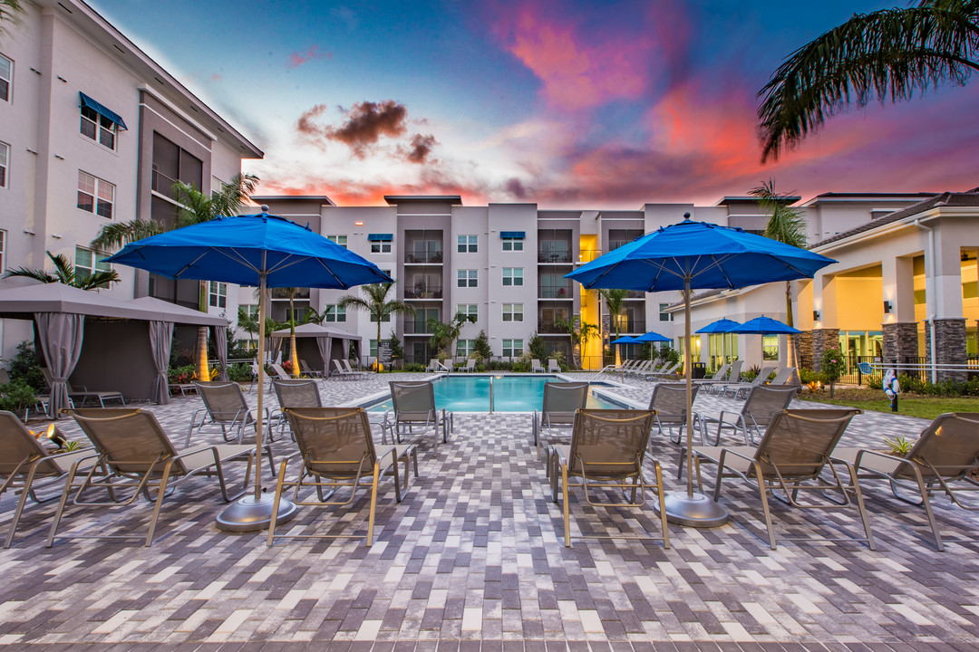 The Point at Palm Beach Grove in West Palm Beach, FL - Foto de edificio