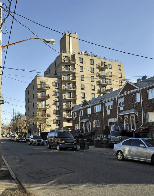 Bayside Plaza in Bayside, NY - Building Photo - Building Photo