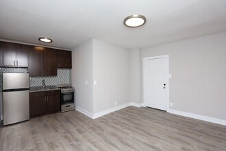 4551 N Damen Ave, Unit 403 in Chicago, IL - Foto de edificio - Building Photo