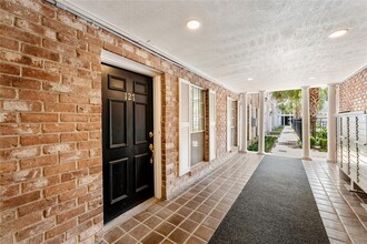 359 N Post Oak Ln in Houston, TX - Building Photo - Building Photo