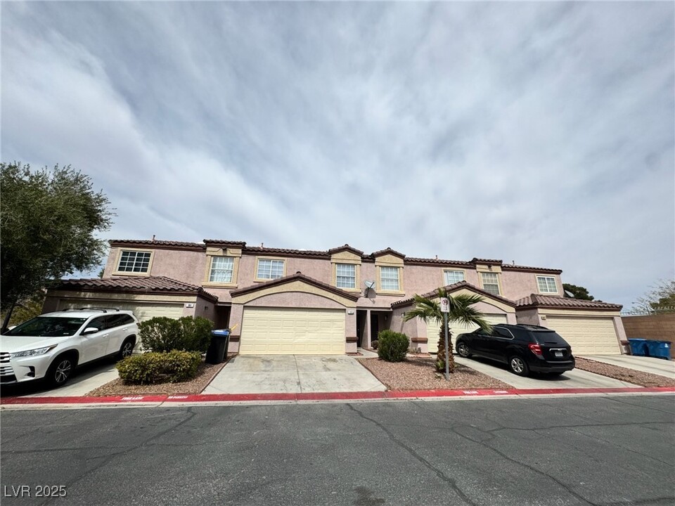 2500 Adelante Ave in Las Vegas, NV - Building Photo