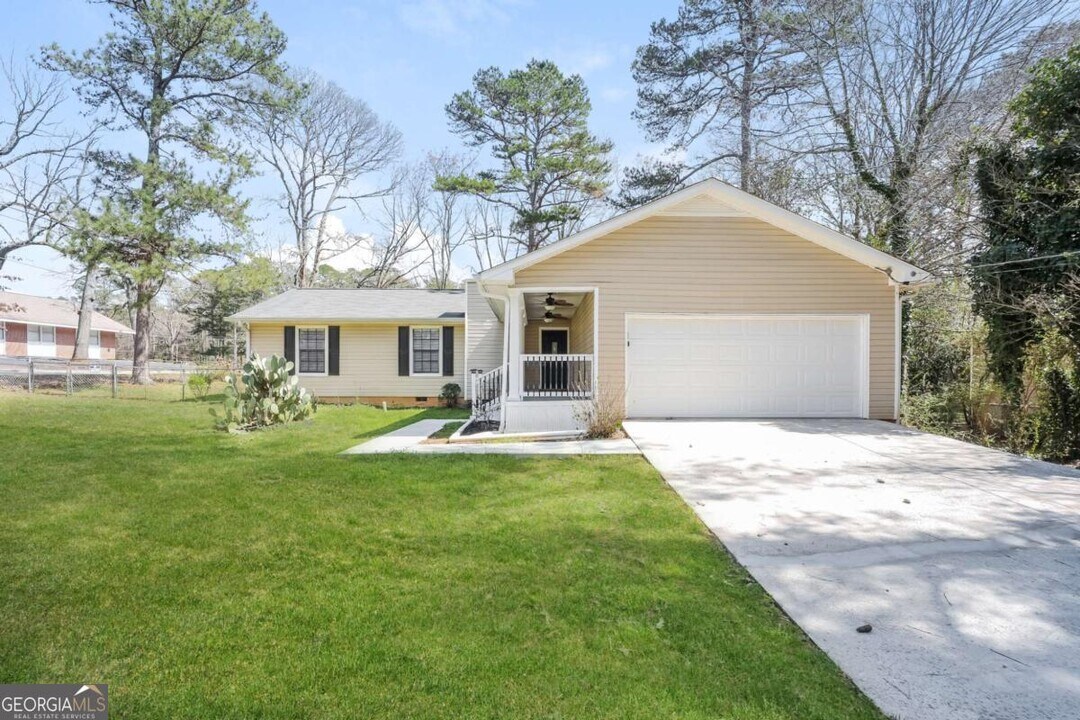 6832 Cedar Dr in Riverdale, GA - Building Photo