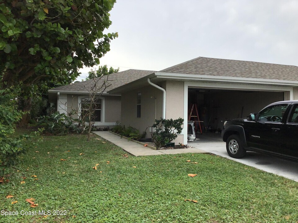 271 Ocean View Ln in Melbourne, FL - Building Photo