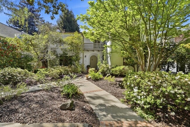 566 E Crescent Dr in Palo Alto, CA - Building Photo - Building Photo
