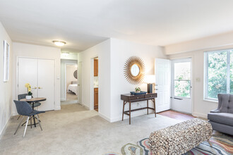 Columbia Grove Apartments in Arlington, VA - Building Photo - Interior Photo