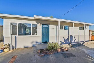 2563 Roseview Pl in San Diego, CA - Building Photo - Building Photo