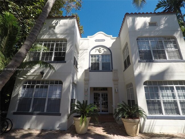 1127 Euclid Ave in Miami Beach, FL - Building Photo - Building Photo