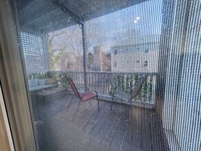 12 Oswald St, Unit 2 in Boston, MA - Foto de edificio - Building Photo