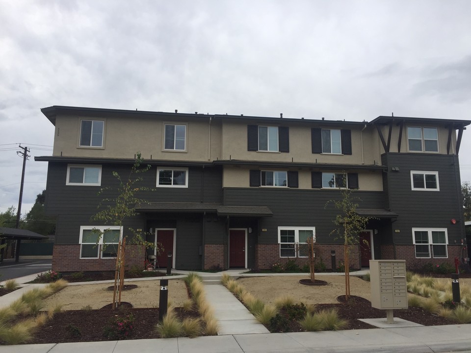 5497-5499 Carlson Dr in Sacramento, CA - Building Photo