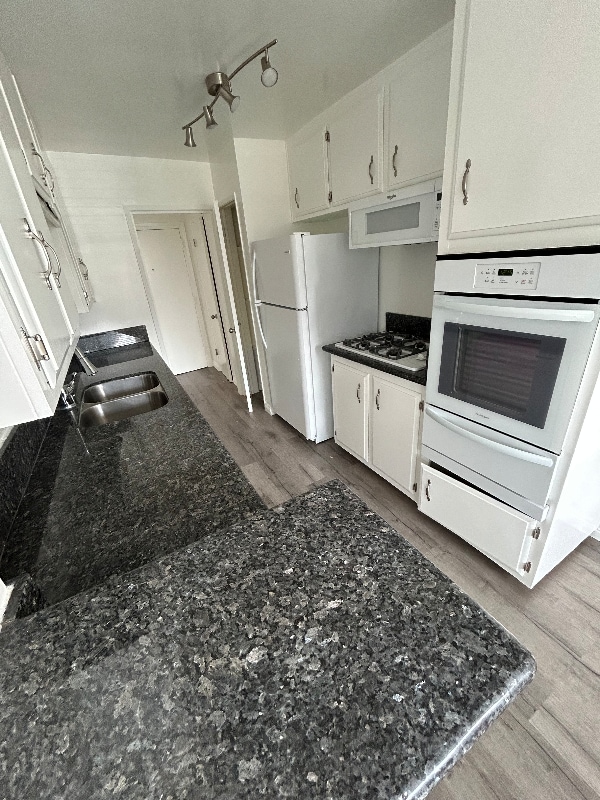 12221 San Vicente Blvd