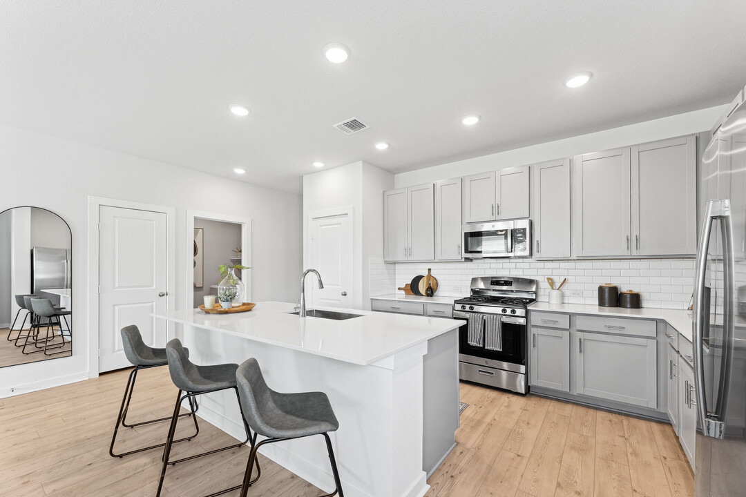 Skymor Carmel Creek in Hutto, TX - Building Photo