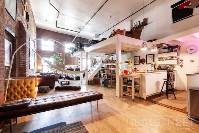 337 Kent Avenue in Brooklyn, NY - Foto de edificio - Floor Plan