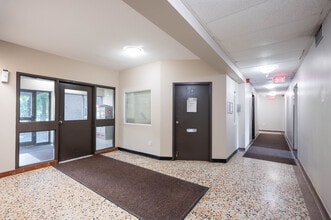 1030 Pearson Dr in Oakville, ON - Building Photo - Lobby