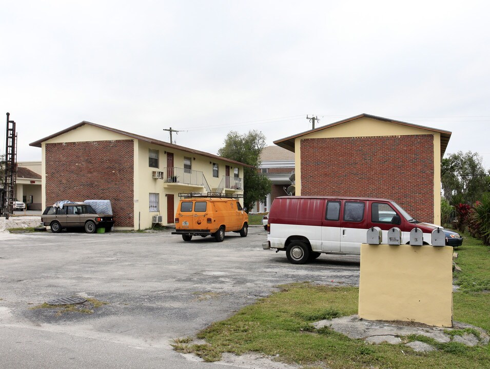 138-140 NE 1st St in Belle Glade, FL - Foto de edificio
