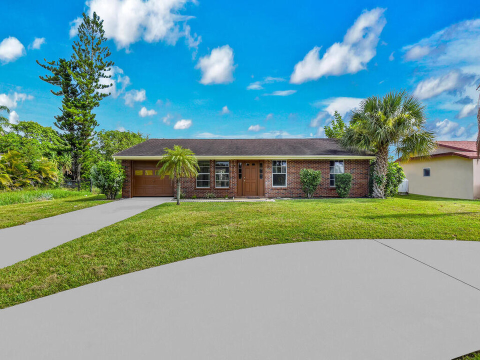 1313 Farmdale St in Lehigh Acres, FL - Building Photo