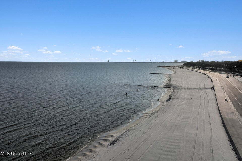 80 E Beach Blvd in Gulfport, MS - Building Photo