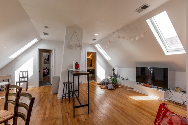 1245 W Barry Ave, Unit 3