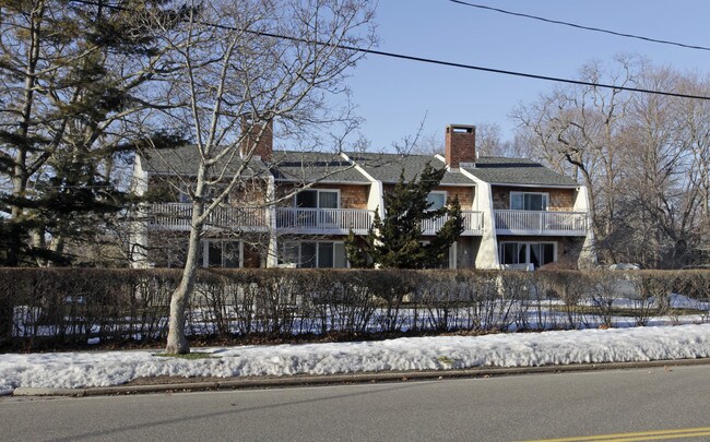 182-188 Main St in Westhampton Beach, NY - Foto de edificio - Building Photo