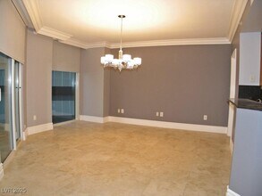 2747 Paradise Rd in Las Vegas, NV - Building Photo - Building Photo