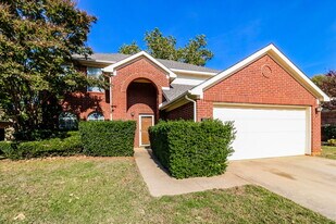 327 Stately Oak Ln in Lake Dallas, TX - Building Photo