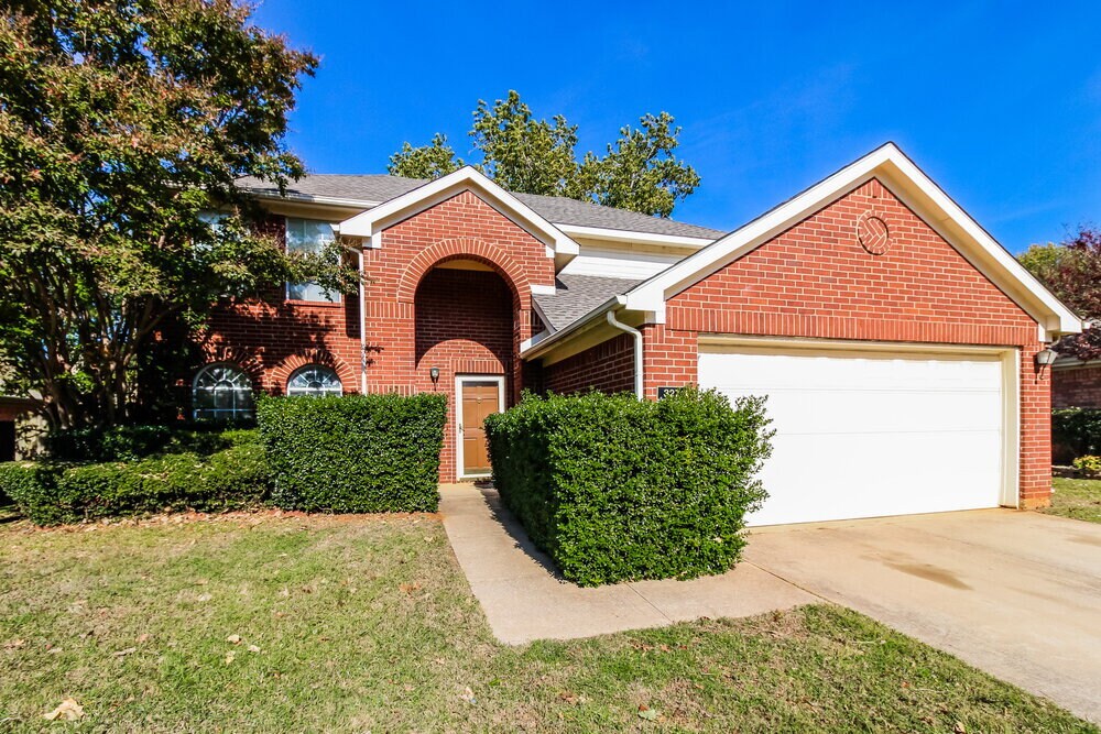 327 Stately Oak Ln in Lake Dallas, TX - Building Photo