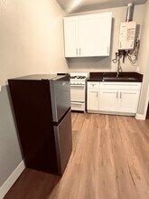 928 W 83rd St, Unit 4 in Los Angeles, CA - Building Photo - Building Photo