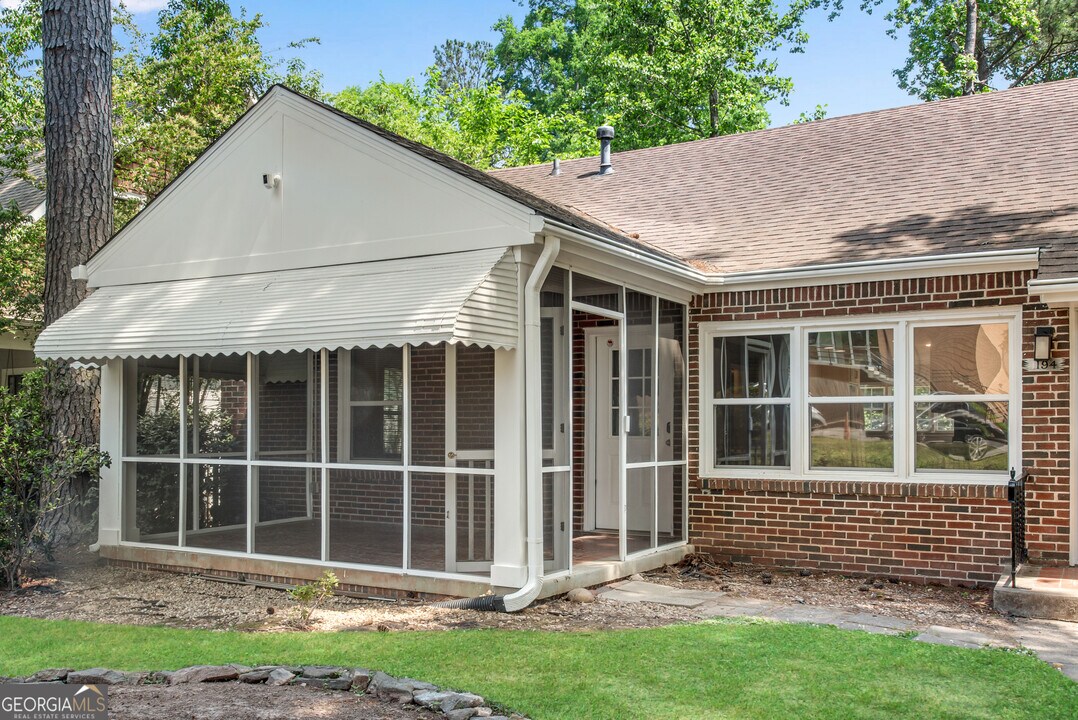 1194 Spring Valley Ln NE in Atlanta, GA - Building Photo