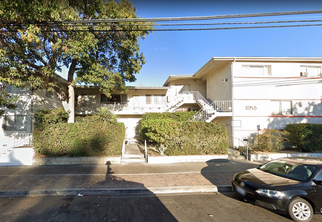 11755 Nebraska Ave in Los Angeles, CA - Foto de edificio
