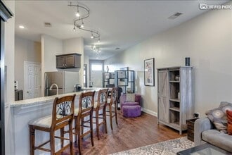 300 E John St, Unit FURNISHED ALL INCLUSIVE in Matthews, NC - Foto de edificio - Building Photo