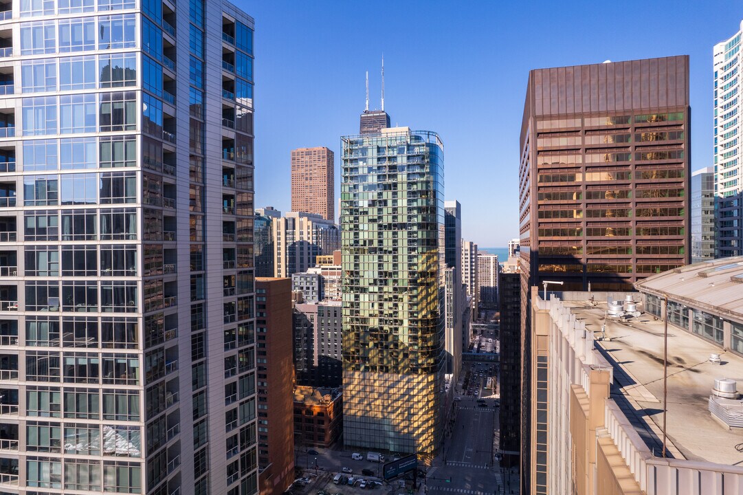600 N Fairbanks Ct in Chicago, IL - Foto de edificio
