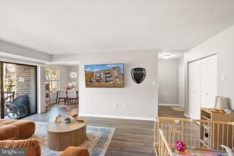 9728 Kingsbridge Dr in Fairfax, VA - Building Photo - Building Photo