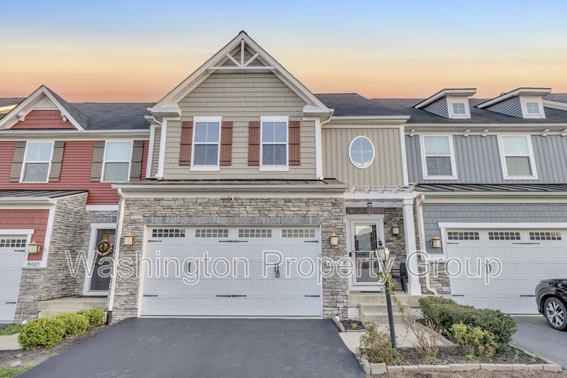 41663 McMonagle Square in Aldie, VA - Foto de edificio