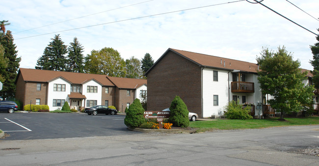 Grand Avenue Commons in Mars, PA - Foto de edificio - Building Photo