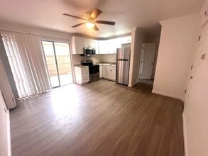 Studios on 6th in San Diego, CA - Foto de edificio - Building Photo