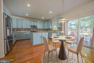 8324 Tenbrook Dr in Gainesville, VA - Foto de edificio - Building Photo