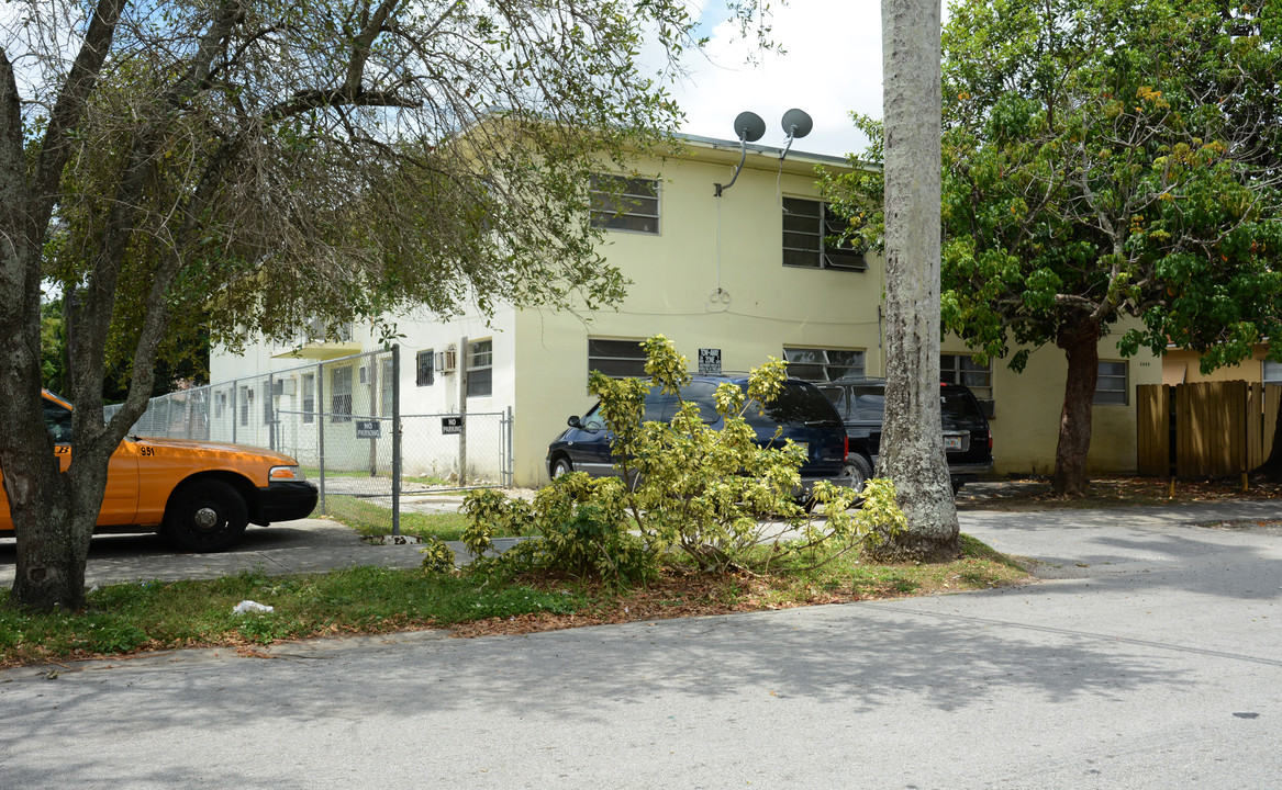 2000 NW 29th St in Miami, FL - Building Photo